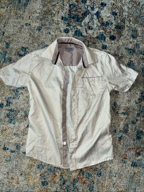 TRULY Short-Sleeve Button-Down Shirt in Cream with Tan Accents